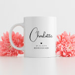 Bridesmaid Wedding Simple Modern Script Name Koffiemok<br><div class="desc">De Bridesmaid Wedding Simple Modern Calligraphy Script Personalized Name Coffee Mok kenmerkt de naam van uw bruidsmeisje in elegant zwart calligrafiescript dat met een eenvoudig liefdeshart met de toevoeging van uw douanetekst zoals de datum en bridemaid wordt geaccentueerd. De tekst en de hartkleuren kunnen in de redacteur worden aangepast om...</div>