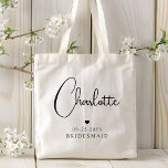 Bridesmaid Wedding Simple Modern Script Name Tote Bag<br><div class="desc">Bridesmaid Wedding Simple Modern Calligraphy Script Personalized Name Canvas tassen kenmerkt de naam van uw bruidsmeisje in een elegant zwart calligrafiescript dat met een eenvoudig liefdeshart met de toevoeging van uw douanetekst zoals de datum en bridemaid wordt geaccentueerd. De tekst en de hartkleuren kunnen in de redacteur worden aangepast om...</div>