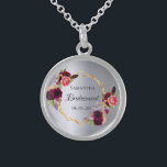 Bridesmaïde zilverbloemigen Bourgogne Sterling Zilver Ketting<br><div class="desc">Een trendy bohse boho-achtige cadeau voor de Bridesmaid. Verkleurd met waterkleurige rozen in de Bourgogne en roze. Elegant faux, zilveren achtergrond. Een vals goud geometrisch lijst. Met de tekst: Bridesmaid geschreven met een hand geschreven stijlmanuscript. Sjabloon voor de naam Bridesmaid en een datum. Zwarte gekleurde letters. Ideaal voor een winterbruiloft!...</div>