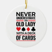 Bridge Player onderschat nooit oude Lady-kaarten Keramisch Ornament (Voorkant)