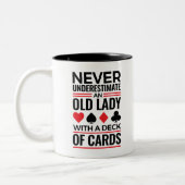 Bridge Player onderschat nooit oude Lady-kaarten Tweekleurige Koffiemok (Links)