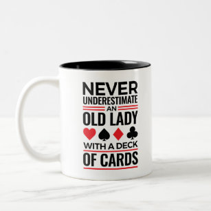 Bridge Player onderschat nooit oude Lady-kaarten Tweekleurige Koffiemok