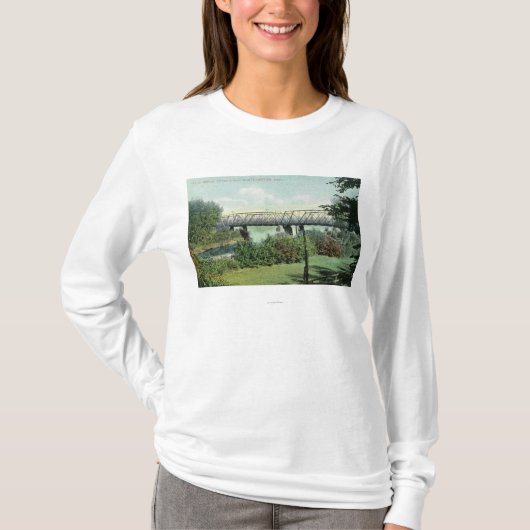 Bridge Street Uitzicht van Hadley Bridge T-shirt (Voorkant)