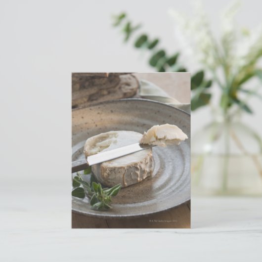 Brie-kaas op bord briefkaart (Staand voorkant)