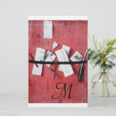 BRIEF HOLDER IN HOUT MONOGRAM rood zwart wit Briefpapier (Staand voorkant)