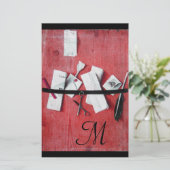 BRIEF HOLDER IN HOUT MONOGRAM rood zwart wit Briefpapier (Staand voorkant)