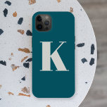 Brief initiaal | Blauwgroen monogram Modern Stijlv iPhone 15 Case<br><div class="desc">Eenvoudige,  stijlvolle monogram initiaal letter in moderne,  minimalistische typografie in putty grijs op blauwgroen blauw. Een perfect aangepast cadeau of accessoire met een persoonlijke aanraking!</div>