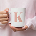Brief initiaal | Monogram Modern Stijlvolle Perk Koffiemok<br><div class="desc">Eenvoudige,  stijlvolle initiaal brief monogram koffie mok in moderne,  minimalistische typografie in perzikroze. Een perfect aangepast cadeau of accessoire met een persoonlijke aanraking!</div>