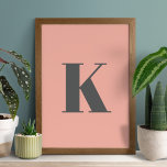 Brief initiaal | Monogram Modern Stijlvolle Perk Poster<br><div class="desc">Eenvoudig,  stijlvol monogram poster met aangepaste initialen in moderne,  minimalistische typografie in donkergrijs op perzikroze. Een perfect aangepast cadeau of accessoire met een persoonlijke aanraking!</div>