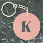 Brief initiaal | Monogram Modern Stijlvolle Perk Sleutelhanger<br><div class="desc">Eenvoudige,  stijlvolle monogram initiaal sleutelhanger in moderne,  minimalistische typografie in donkergrijs op perzikroze. Een perfect aangepast cadeau of accessoire met een persoonlijke aanraking!</div>