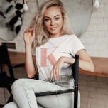 Brief initiaal | Monogram Modern Stijlvolle Perk T-shirt<br><div class="desc">Eenvoudige,  stijlvolle initiaal letter monogram vrouwent-shirt in moderne,  minimalistische typografie in perzikroze. Een perfect aangepast cadeau of mode accessoire met een persoonlijke aanraking!</div>