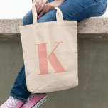 Brief initiaal | Monogram Modern Stijlvolle Perk Tote Bag<br><div class="desc">Eenvoudige,  stijlvolle initiaal letter monogram canvas tas in moderne,  minimalistische typografie in perzikroze. Een perfect aangepast cadeau of mode accessoire met een persoonlijke aanraking!</div>