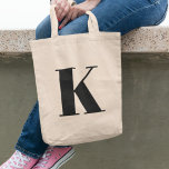 Brief initiaal | Monogram Modern Stylish Trendy Tote Bag<br><div class="desc">Eenvoudige,  stijlvolle monogram-canvas tas met aangepaste initiaal in moderne,  minimalistische typografie in het zwart. Een perfect aangepast cadeau of mode accessoire met een persoonlijke aanraking!</div>