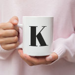 Brief initiaal | Monogram Modern Stylish Trendy Tweekleurige Koffiemok<br><div class="desc">Eenvoudige,  stijlvolle initiaal brief monogram koffie mok in moderne,  minimalistische typografie in zwart. Een perfect aangepast cadeau of mode accessoire met een persoonlijke aanraking!</div>