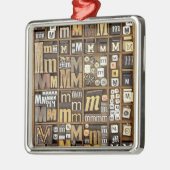 Brief M Metalen Ornament (Links)