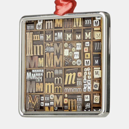 Brief M Metalen Ornament (Links)