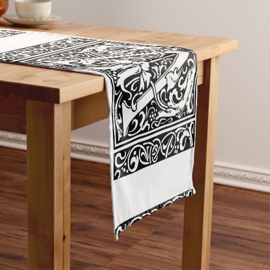 Brief V Middeleeuws Monogram Art Nouveau Korte Tafelloper (Voorbeeld)