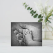 Briefkaart babyvoet in de hand van moeders. (Staand voorkant)