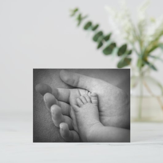 Briefkaart babyvoet in de hand van moeders. (Staand voorkant)