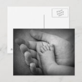 Briefkaart babyvoet in de hand van moeders. (Voorkant / Achterkant)