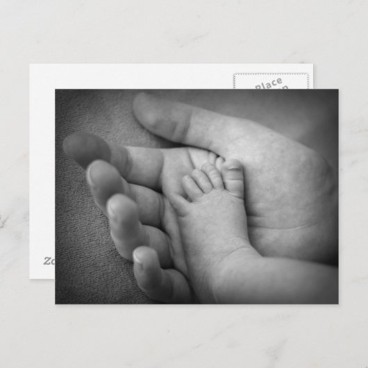 Briefkaart babyvoet in de hand van moeders. (Voorkant / Achterkant)