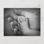 Briefkaart babyvoet in de hand van moeders. (Voorkant)