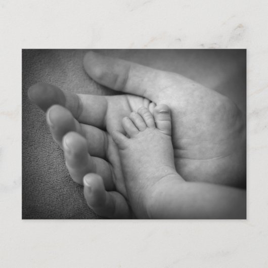 Briefkaart babyvoet in de hand van moeders. (Voorkant)