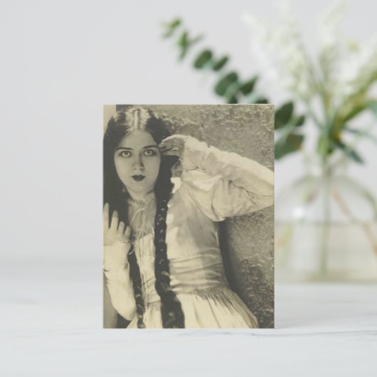 Briefkaart dramatische actrice (Staand voorkant)