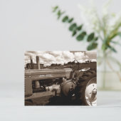 Briefkaart ~ Een  tractor Sluiten met wolken (Staand voorkant)