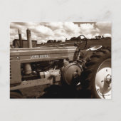 Briefkaart ~ Een  tractor Sluiten met wolken (Voorkant)