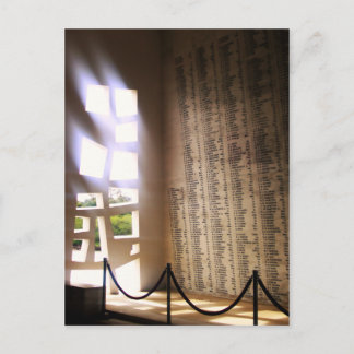 briefkaart "Hallow Walls"