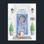 Briefkaart Havanese Moving Announcement<br><div class="desc">kondig je nieuwe adres aan met onze stijlvolle aankondiging met een Havanese,  blauwe voordelige voordeur,  welkome mat,  leisteen,  topiaries en een florale kreet op een grijze achtergrond.</div>