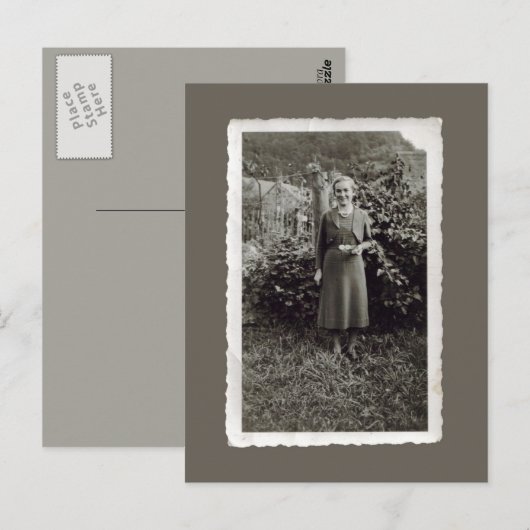 Briefkaart - Jonge vrouw in wijngaarden (Voorkant / Achterkant)