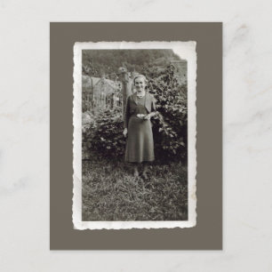 Briefkaart - Jonge vrouw in wijngaarden