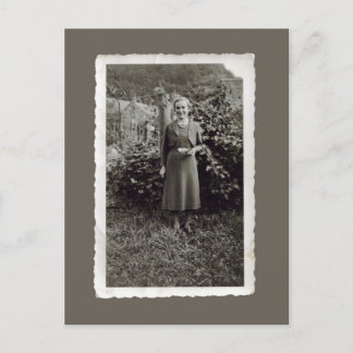 Briefkaart - Jonge vrouw in wijngaarden