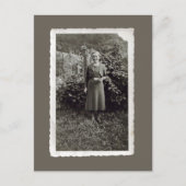 Briefkaart - Jonge vrouw in wijngaarden (Voorkant)