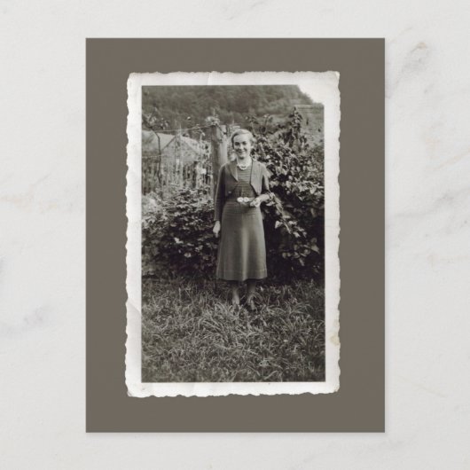 Briefkaart - Jonge vrouw in wijngaarden (Voorkant)