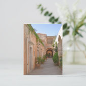 Briefkaart klooster Courtyard (Staand voorkant)