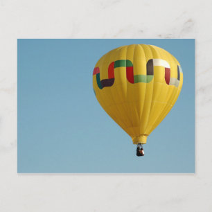 Briefkaart met gele warme luchtballon