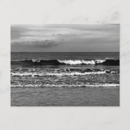 Briefkaart met zwarte en witte foto van de oceaan