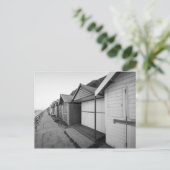 Briefkaart met zwarte en witte strandhutten (Staand voorkant)