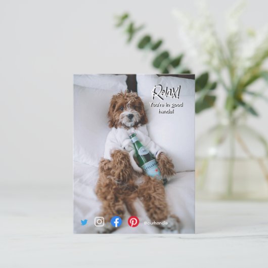 briefkaart ontspant beddehond (Staand voorkant)