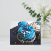 Briefkaart rode, witte en blauwe cupcakes (Staand voorkant)