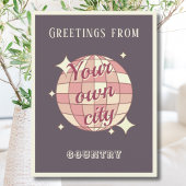 Briefkaart stad naam paarse discobal