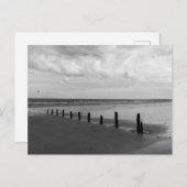 Briefkaart van de zwarte en witte strandscène (Voorkant / Achterkant)