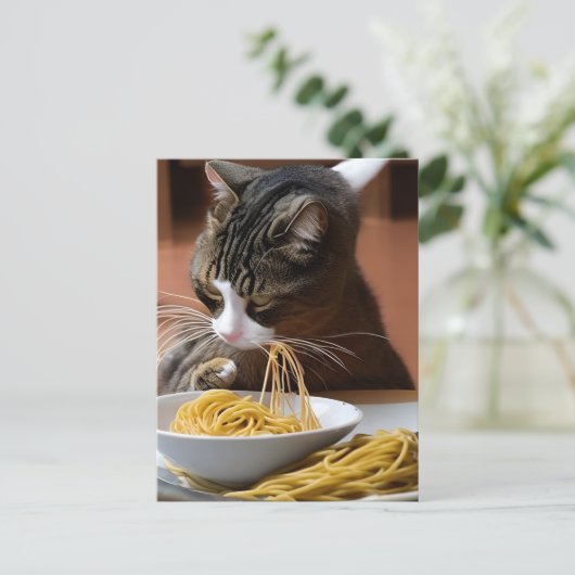 Briefkaart van kat-etensspaghetti (Staand voorkant)