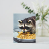 Briefkaart van schattig Raccoon Eating Spaghetti (Staand voorkant)