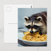 Briefkaart van schattig Raccoon Eating Spaghetti (Voorkant / Achterkant)
