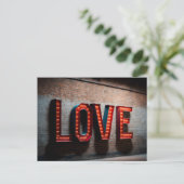 Briefkaart van uitnodiging Neon LOVE-teken (Staand voorkant)