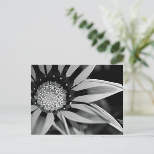 Briefkaart van zwarte en witte wilde bloemen (Staand voorkant)